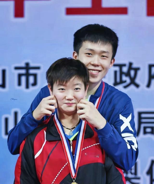 你是我的主心骨，我是你的依靠，有你我就无所畏惧，一往无前[赞]你只管往前冲，我在