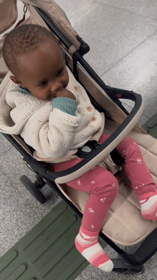 这个小黑娃看起来十分的傲娇？像这样黑皮肤的孩子在咱们中国真是越来越多了！黑人小