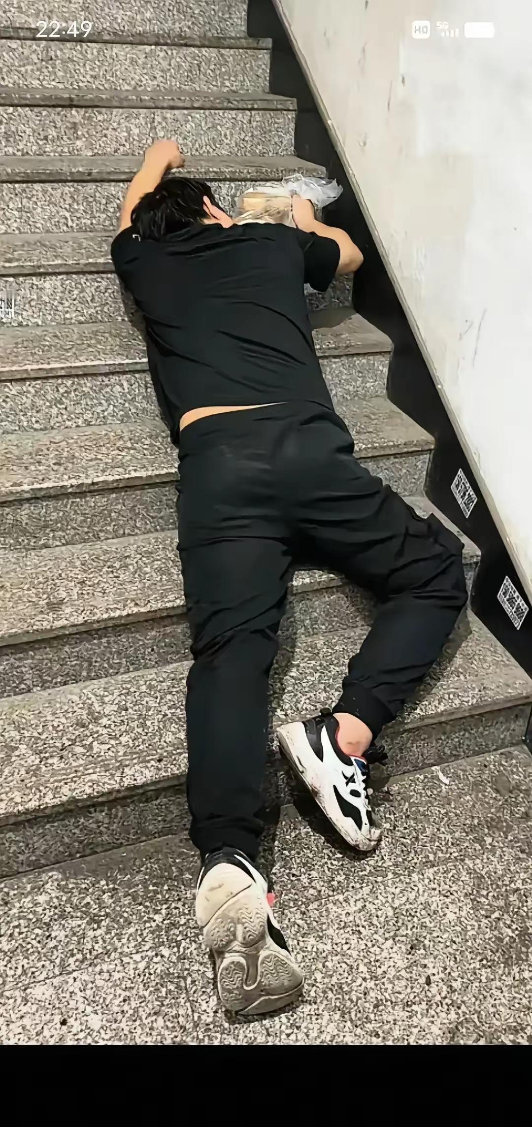 泪目！武汉江夏区纸坊一栋老楼的窄楼梯里，一个三十多岁的男人拎着菜刚上到三楼拐角，