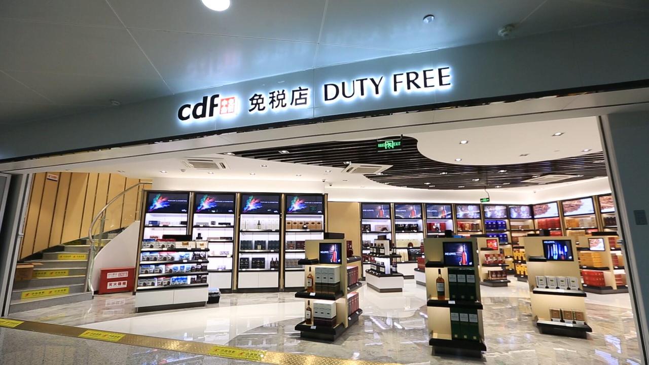 韩媒：中国游客在机场打开钱包，人均消费额位居亚洲之首！3月25日，韩国媒体《每