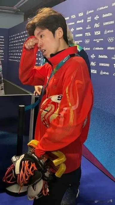 范可新把侧面的头发拨开那一刻，我心里一紧。满头的白发，32岁的人，看着像老