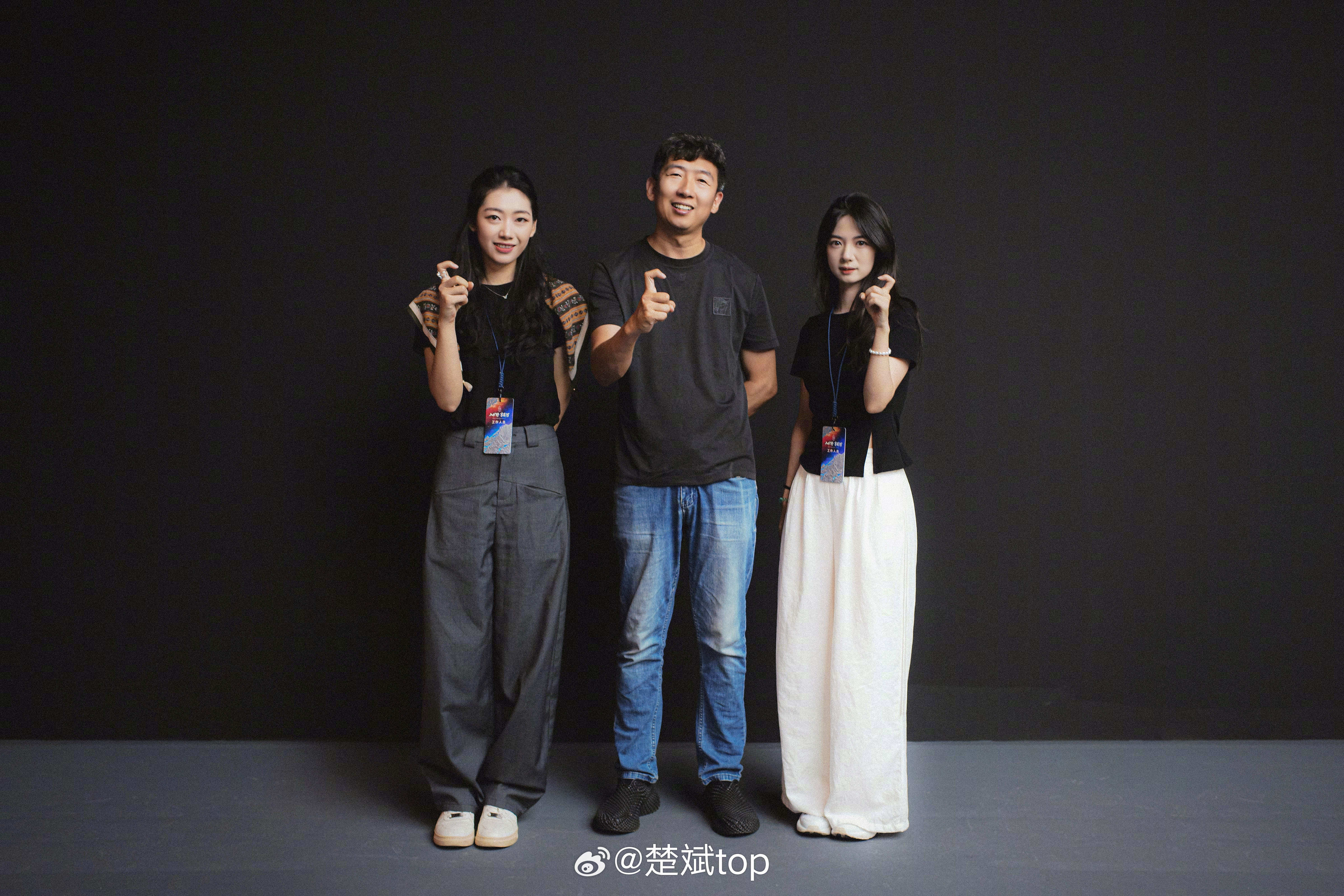 今天来看了享界G9，这车比图片里看着大多了，方盒子造型的9系越野车很威猛，内饰相