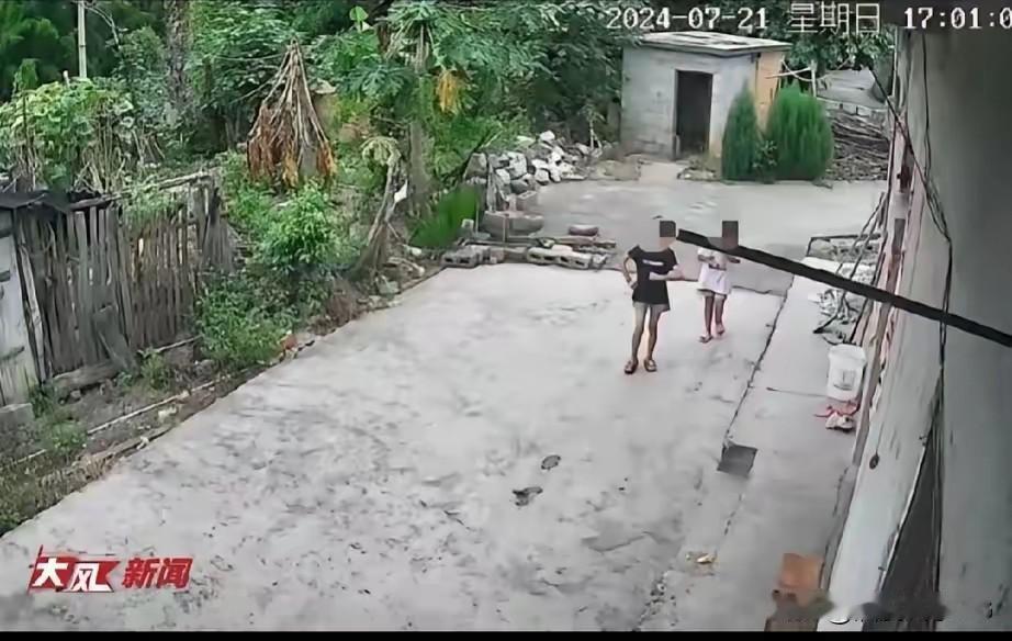 广西百色，7个月大男婴在家中熟睡，邻居9岁女孩和11岁女孩，为了好玩，对孩子一番