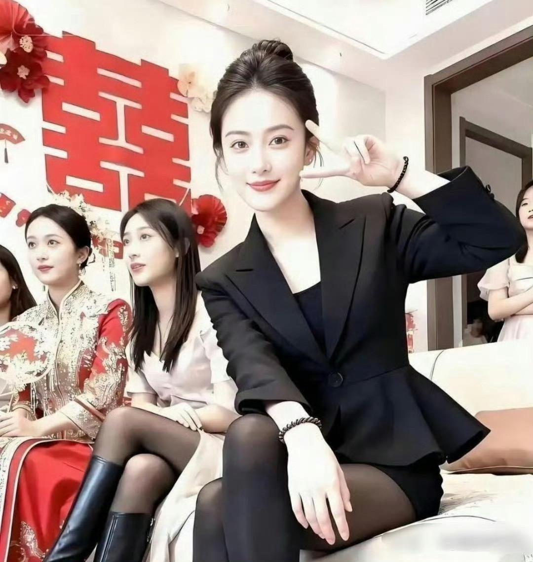 不知道这是新娘的闺蜜，还是新娘的姐妹，感觉这位实在是太扎眼了，完全抢走了新娘的风