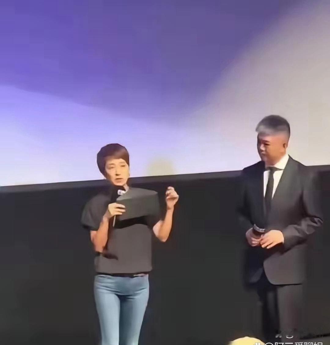马伊琍这条裤子观感有点微妙，越看越别扭，不会是前后穿反了吧？​​​