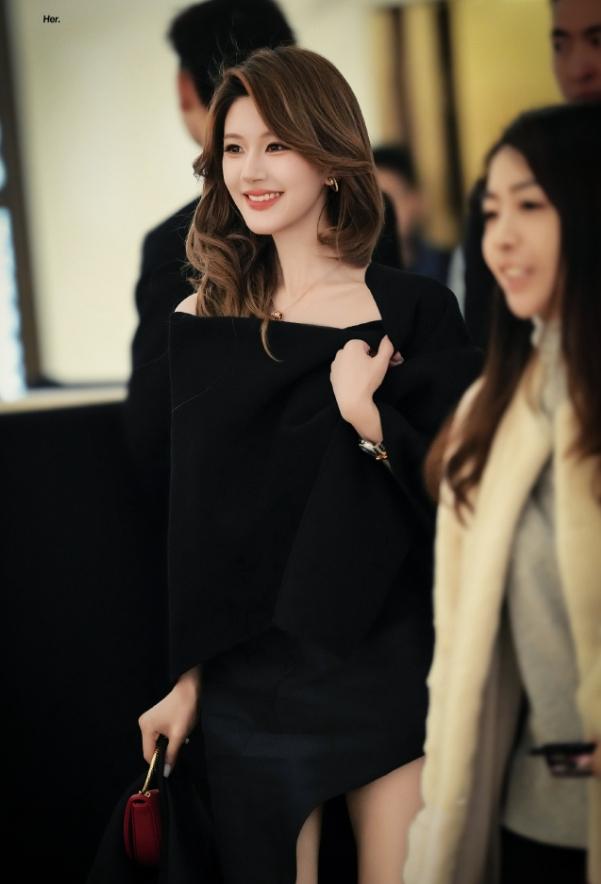 赵露思出席宝格丽线下品牌活动！赵露思身穿刚刚发布三天的Ronaldvand