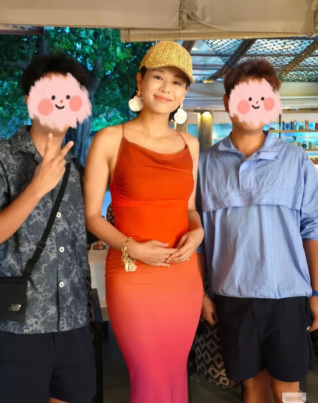 网友马尔代夫偶遇胡杏儿，45岁穿红色吊带裙身材高挑，颜值杠杠滴！！！​​​