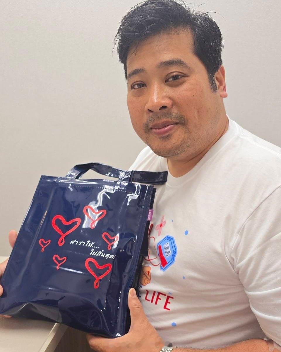 王室王室泰国王室小三和儿子镇宅二哥去献血，还是挺会抓眼球的[抠鼻]​