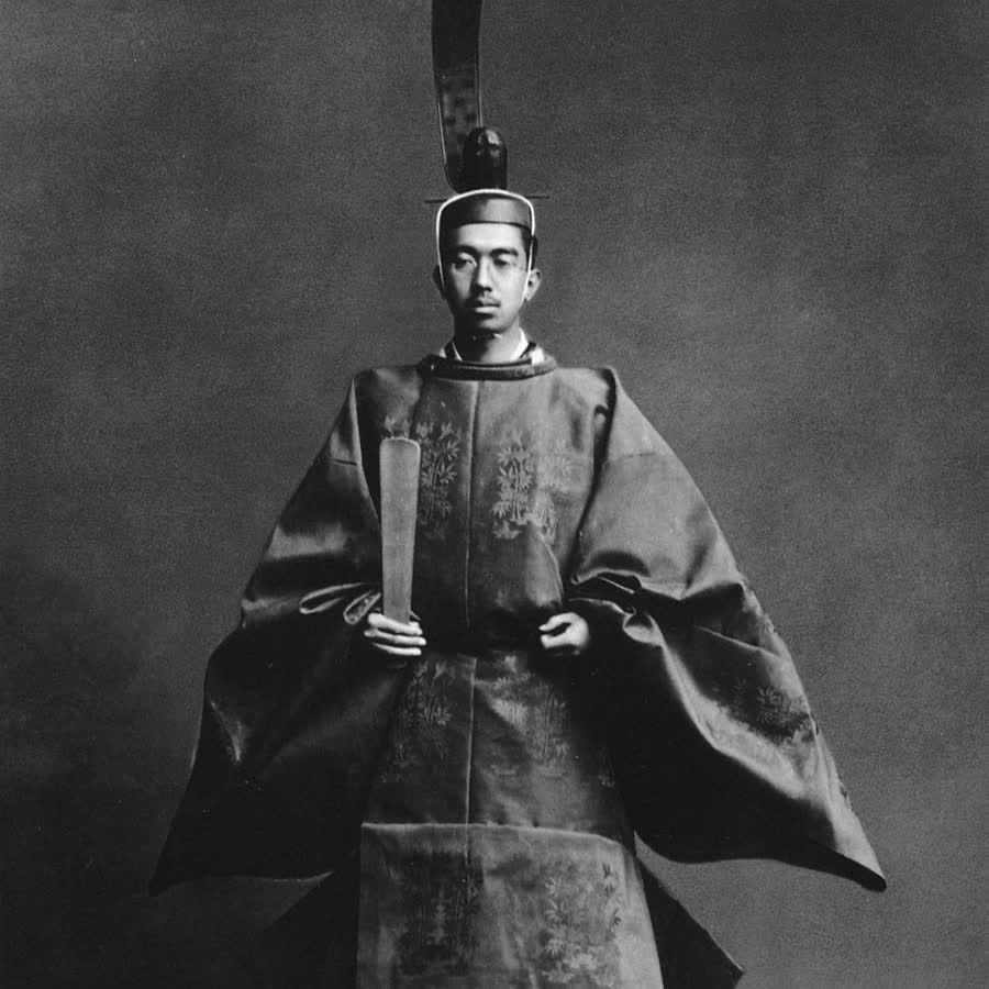 一个同事认为，网友把日本昭和天皇做成表情包，践踏了日本人的底线，终究是不妥当的，