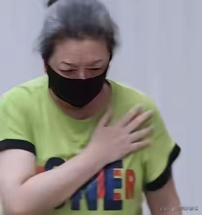 江珊这次，是真让人心疼了。7月31日，石家庄大剧院，话剧《德龄与慈禧》收官场。
