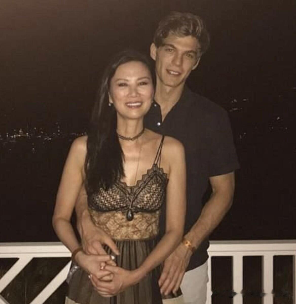 这是多年前的一张老照片，那个时候的邓文迪面相温和，笑容甜美，估计这是跟她男朋友一