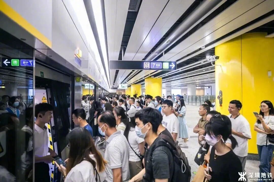 #深圳地铁经典播报悄悄变了#【再见，“谨防袈裟”！深圳地铁最近突然变了，网友纷纷