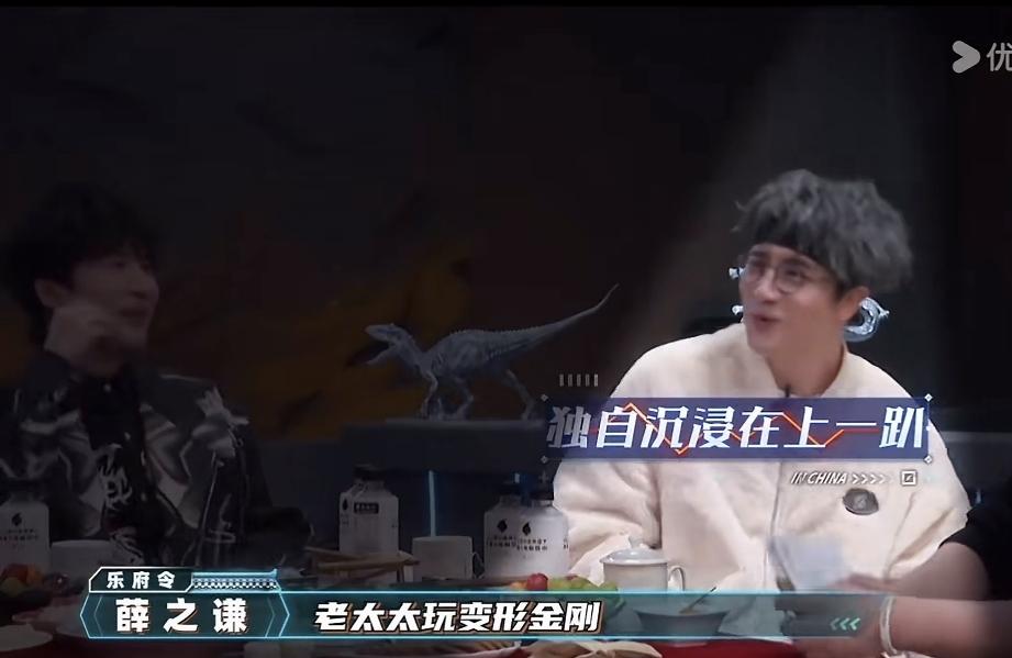 大张伟：“老太太玩变形金刚。”王晨辰：“怎么说？”大张伟：“瞎掰。”