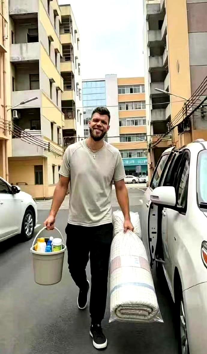 基地门口电驴一排哒哒响，拖鞋大裤衩穿梭着，拉科被球迷拍到现身俱乐部。宏远办事真