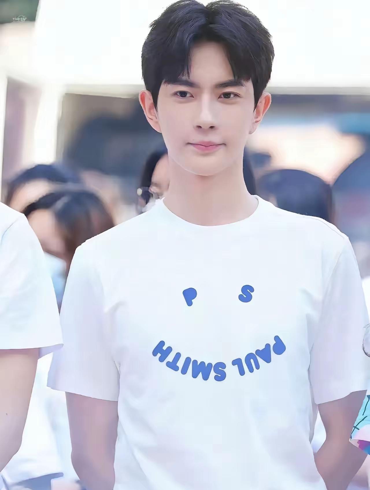 你见过如此少年感的人吗？明明已经32岁了，穿起高中校服却像刚走出教室的校草，睫毛