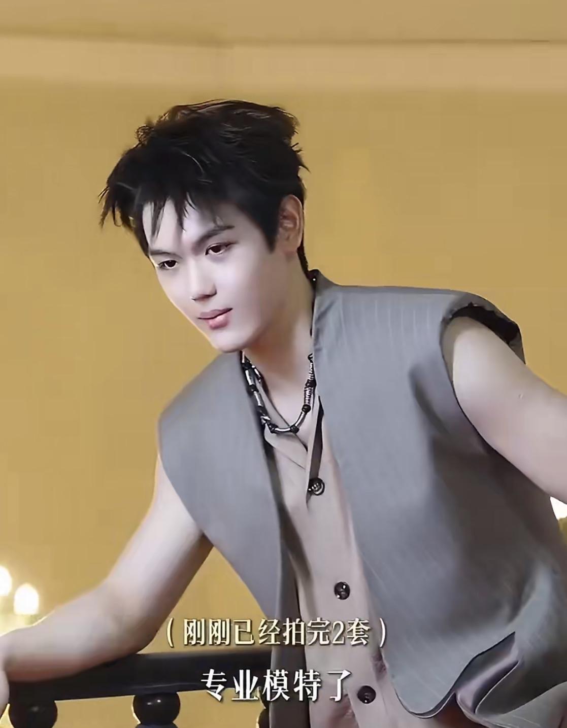 球球：妈，快过来让我看看，今天这状态简直绝了！摄影师都夸你镜头感特别好，咱们球球