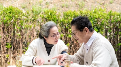 不知道咋想的？60岁的大姐，频繁找地老伴，她不停的换老伴，就像年轻人换内裤一样轻