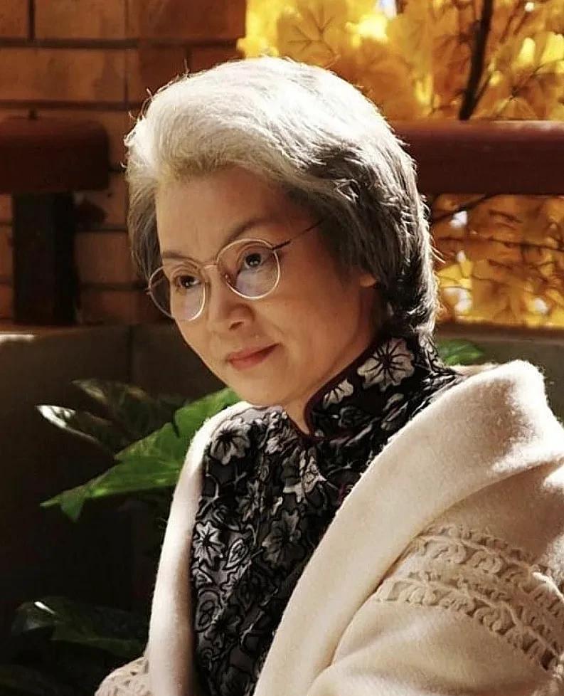 71岁的潘虹，现在终于承认，这辈子最大的错，就是太晚明白这段话：“年轻时，除了孩