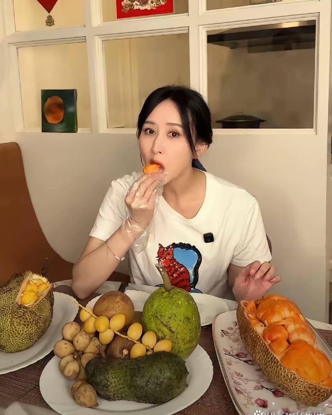 胡静这一桌子马来西亚水果，我都没见过。