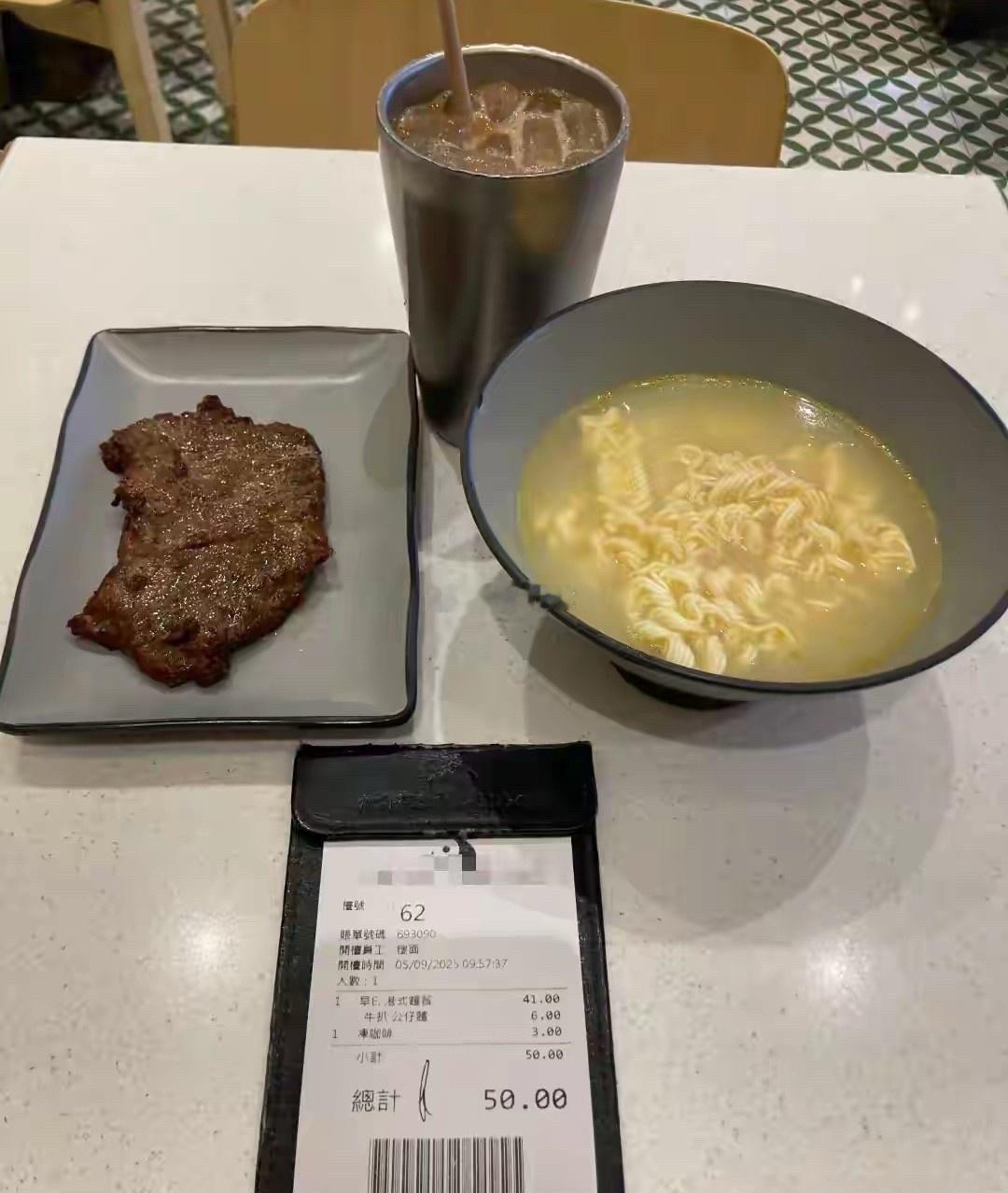 这顿饭对于香港人来说是不是真的不贵，他们普通一个人月工资就上万了。
