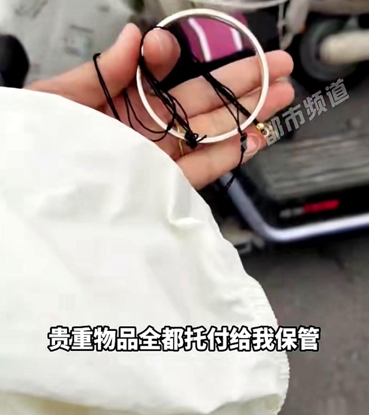 你看过把贵重首饰往陌生人手里硬塞的吗？就在中考考场门口。一个急得满头大汗的小