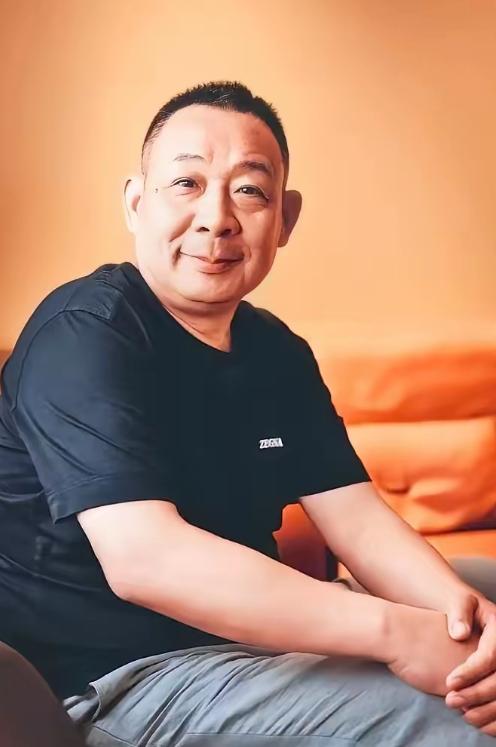 据胖东来的供货商说，很多人愿意给胖东来供货的原因是。胖东来从不压货款，供货商送了