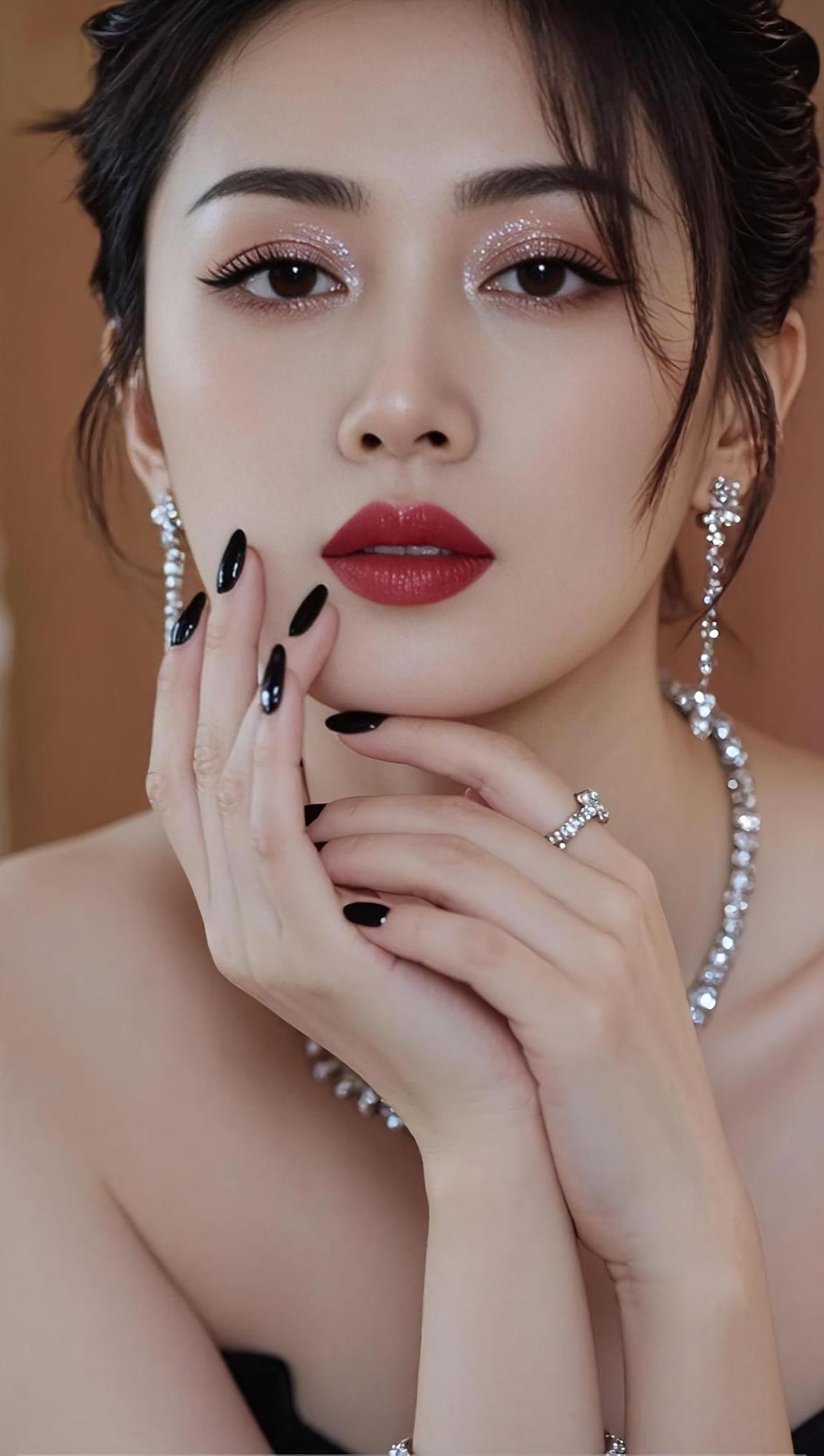 优雅红唇，闪耀珠宝，气质满分！