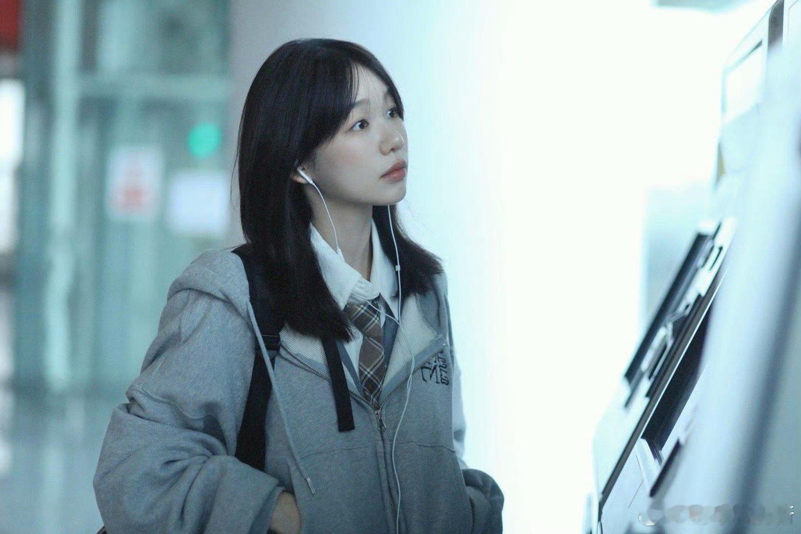 徐梦洁就这样穿着校服出现了徐梦洁穿着校服的模样太有代入感了！就像是我们学生时代