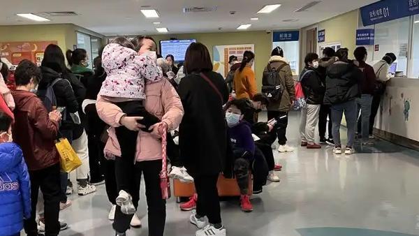 随着气温变化，流感病毒传播增加，流感药的需求也随之上升，形成“冲顶”状态。市