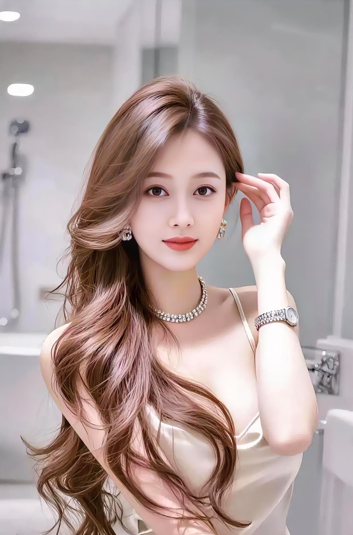 镜光轻启，温柔便有了形状。卷发如浪，珠链生光。浅笑抬手，眸底晴朗。不
