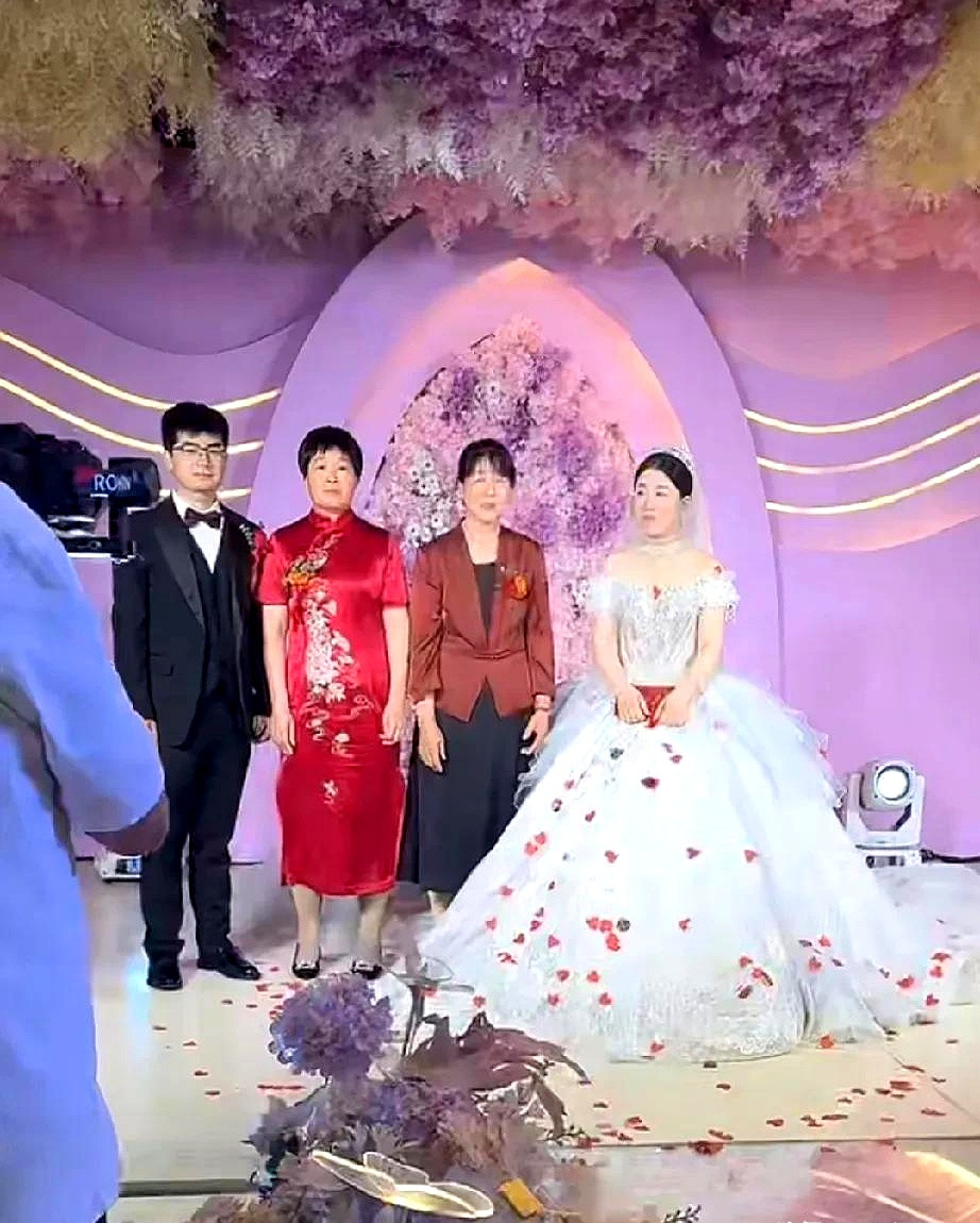 华强表弟结婚，这婚礼办得，怎么说呢，一波三折。准岳父对新娘云飞很满意，见过家长这