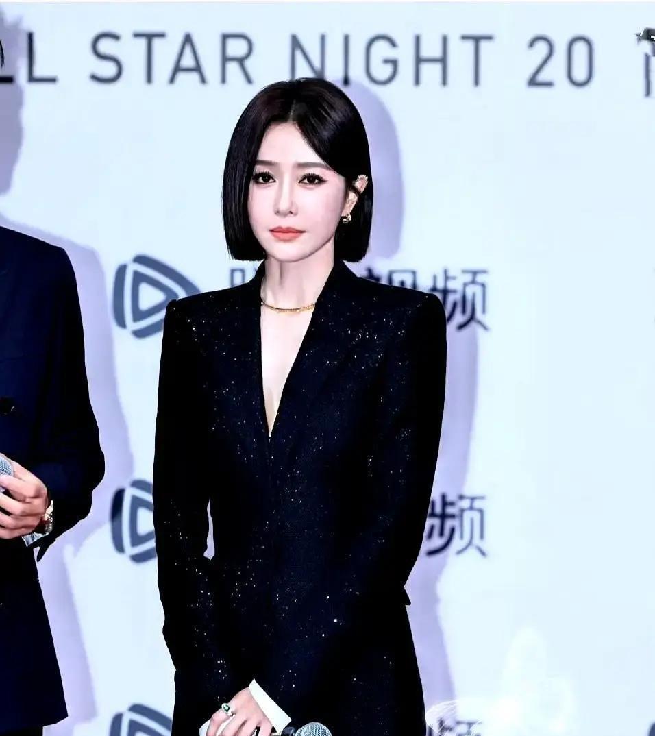 秦岚的袜子，炸出了多少亲密关系的雷区。谁能想到，当年她和魏大勋的分手，导火索可