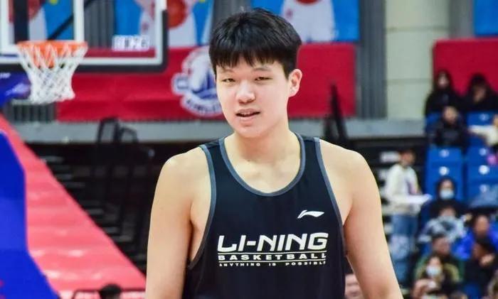 杨瀚森用震惊表现征服勇士管理层！勇士为了检验杨瀚森成色，直接让沃特森和土鸡蛋跟他