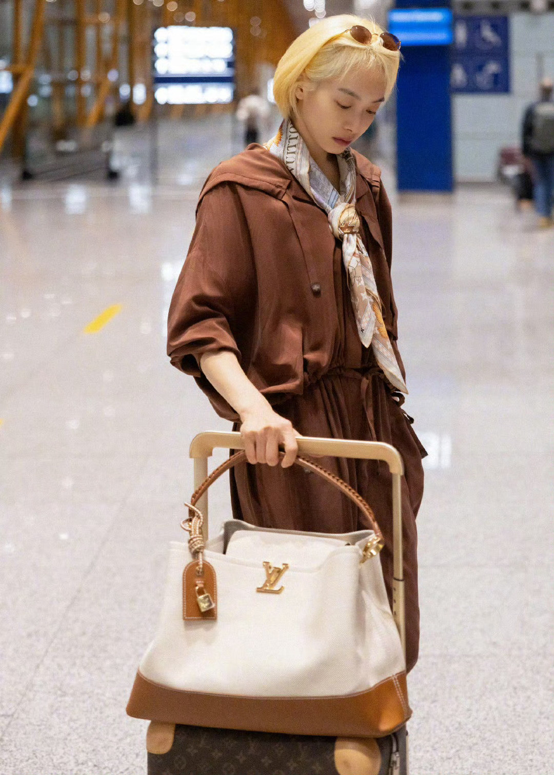 宋茜身穿全套LV启程前往摩洛哥，将亮相LV高珠活动。金色短发配搭棕色系套装，舒适
