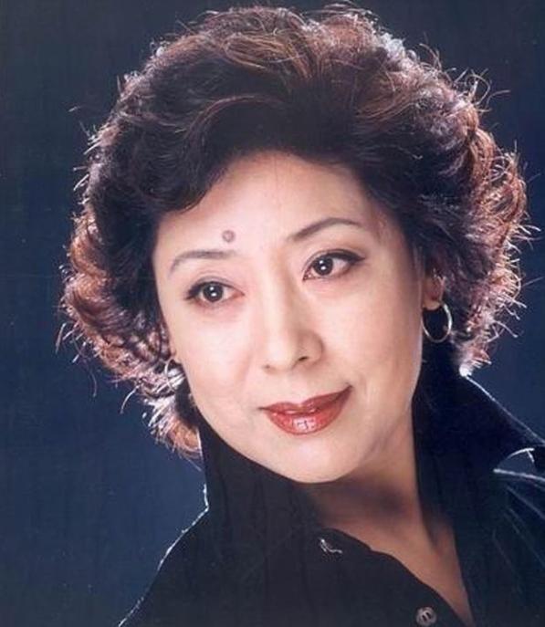 1990年，歌唱家关牧村因家暴提离婚，王星军说房子孩子选一样，关牧村的选择让他