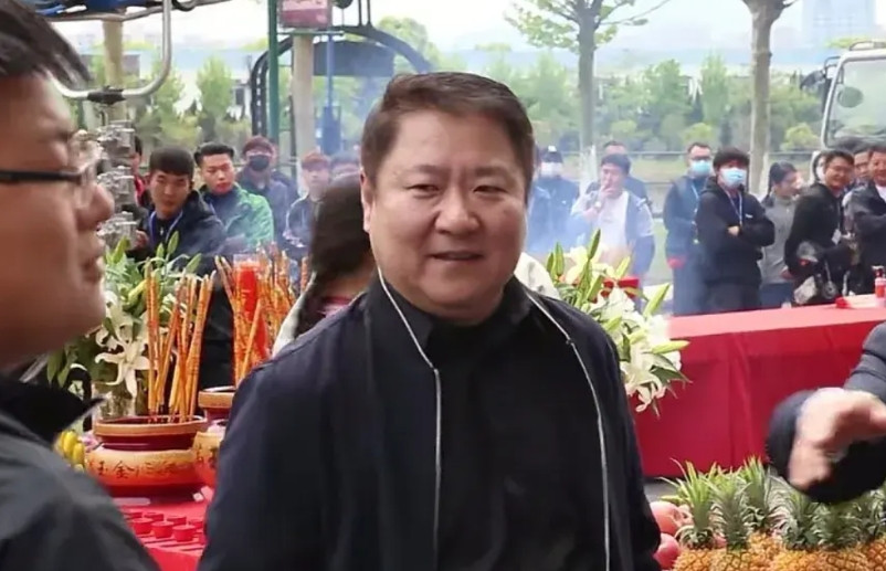 难怪连老板娘金巧巧都出来直播了。于冬违规占用4.7亿，冲上热搜。近日，作