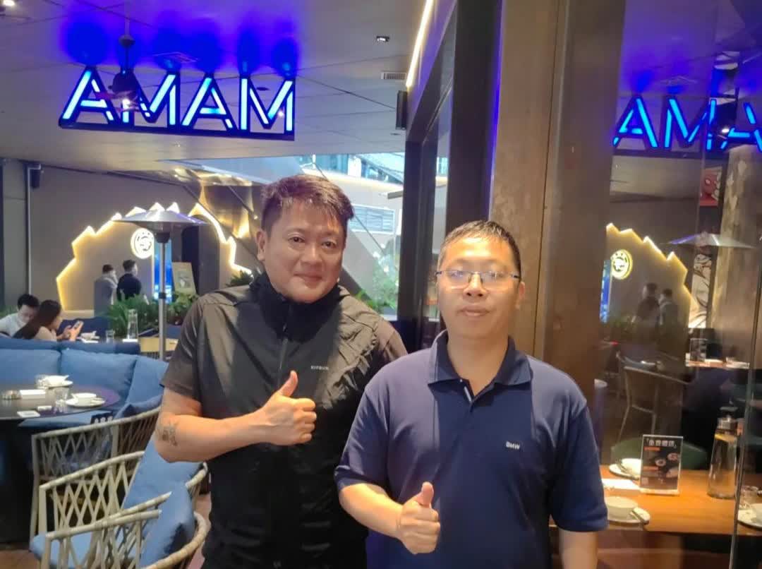 57岁TVB男星魏骏杰在杭州一家餐馆被偶遇，他现在胖了好多，脖子前倾，缩头缩脑，