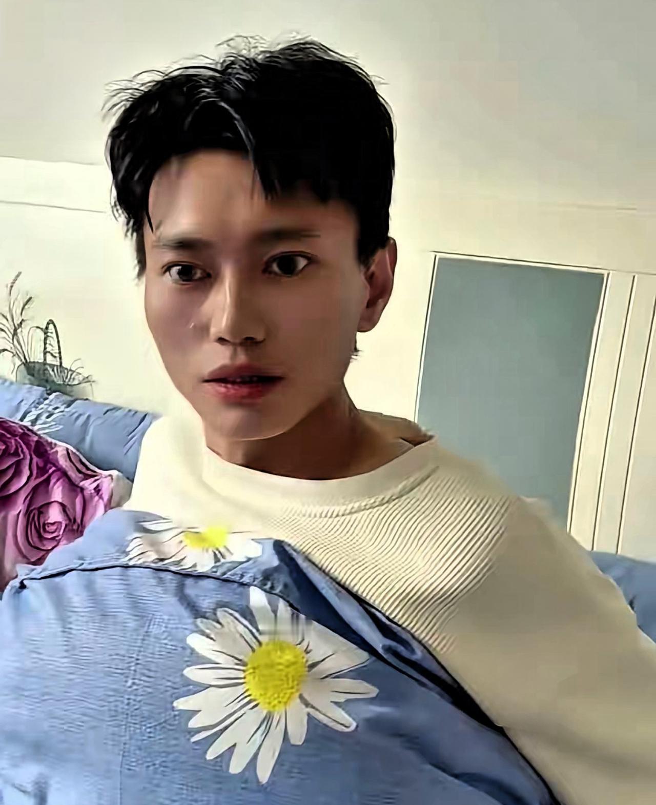 34岁贵州网红“晓浪滒”去世喜欢拍和墓地有关的视频去世原因是车祸。晓浪