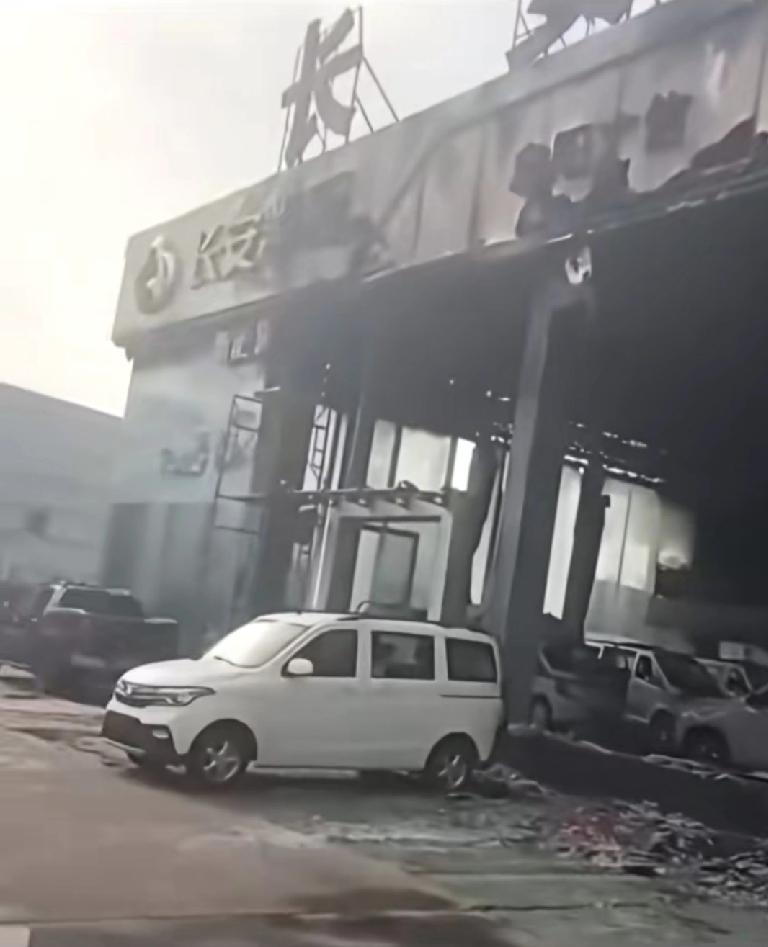太让人心痛了!凌晨火起,火焰吞噬整个4S店,店内展车被焚烧殆尽!事发安徽阜阳。今