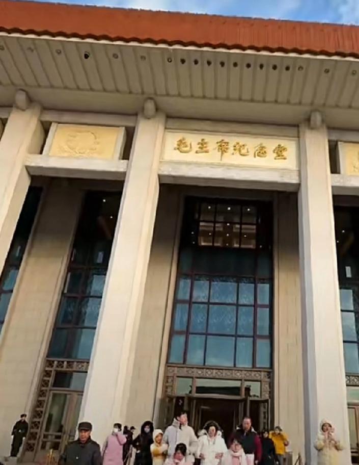 春节前几天，我们全家再次去北京旅游。这次玩了七天时间，看了许多我从未看过的景点。