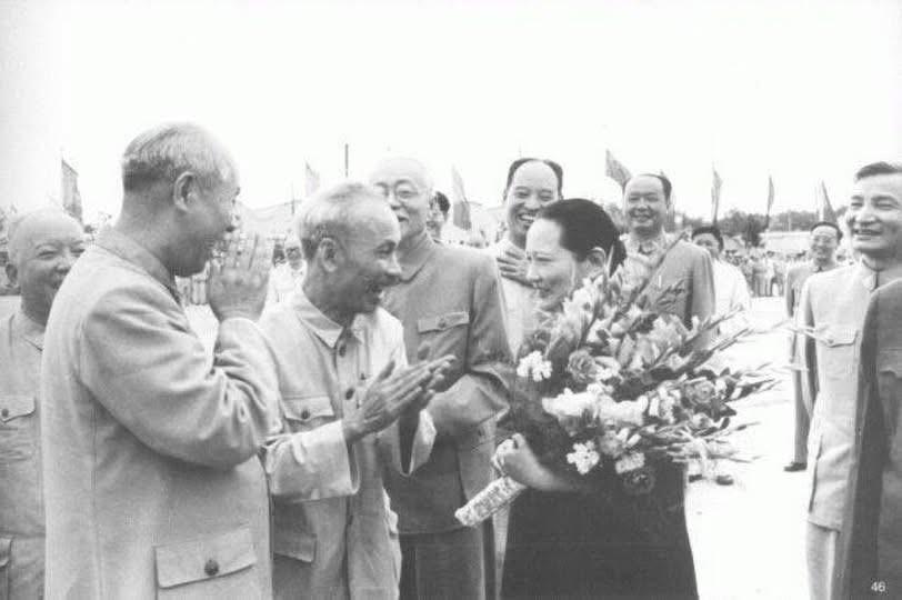 1956年，北京，越南胡志明访华期间，宋庆龄手抱鲜花亲自迎接！其他随行人员，