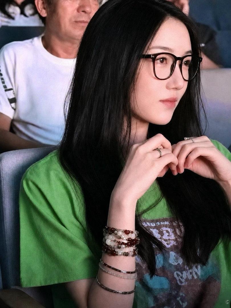 20岁的李嫣好漂亮啊，感觉很有那种文艺的灵气