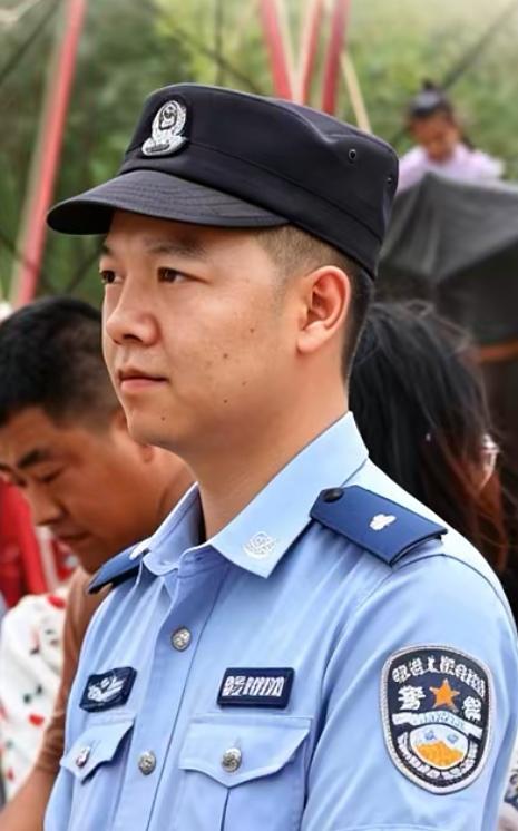 很多人不解：辅警薪资不高、辛苦忙碌却仍成为无数年轻人争抢的目标？其实答案很简