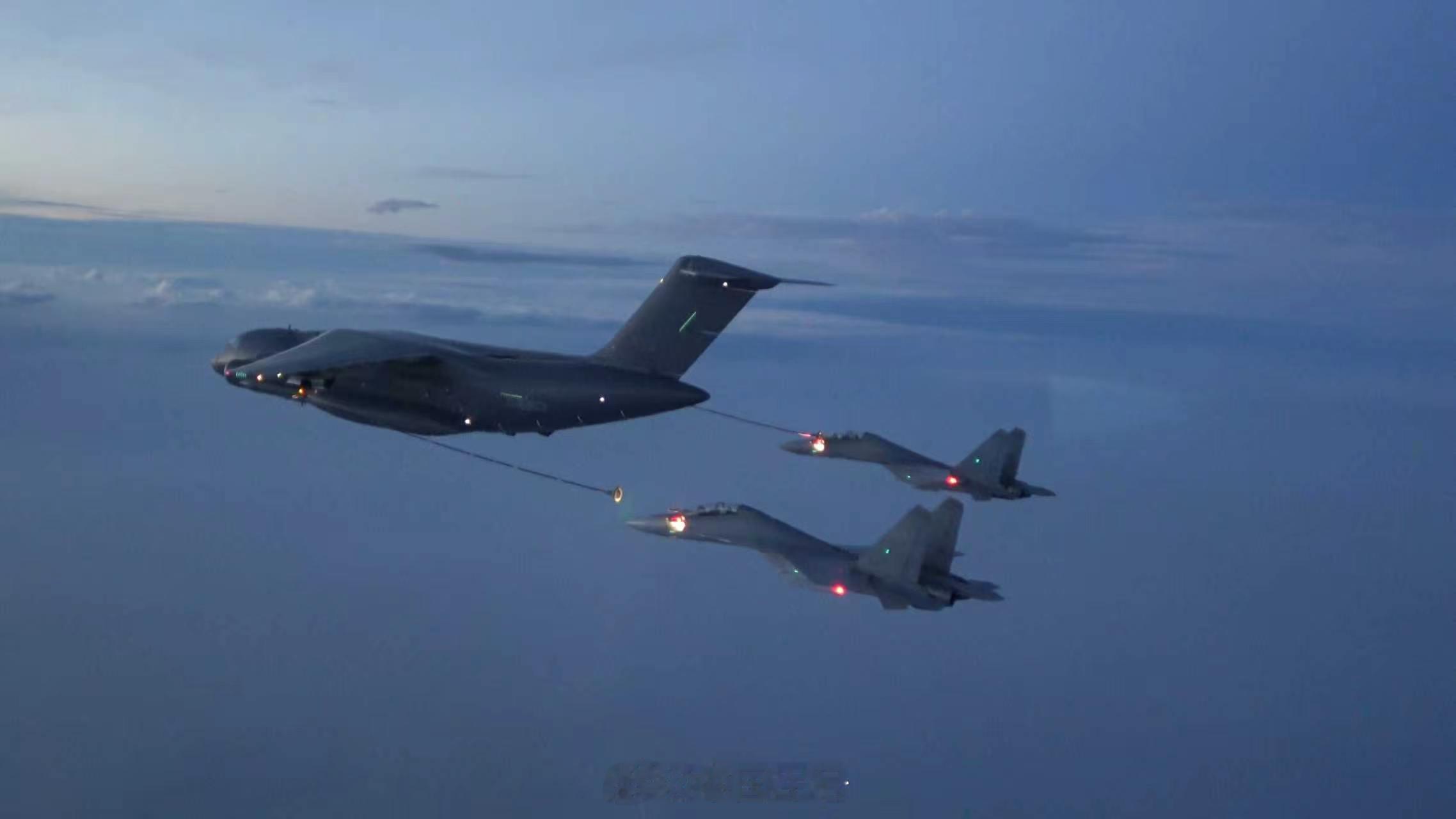 【歼16空中加油战力拉满】近日，东部战区空军航空兵某旅组织跨昼夜空中加油训练，有