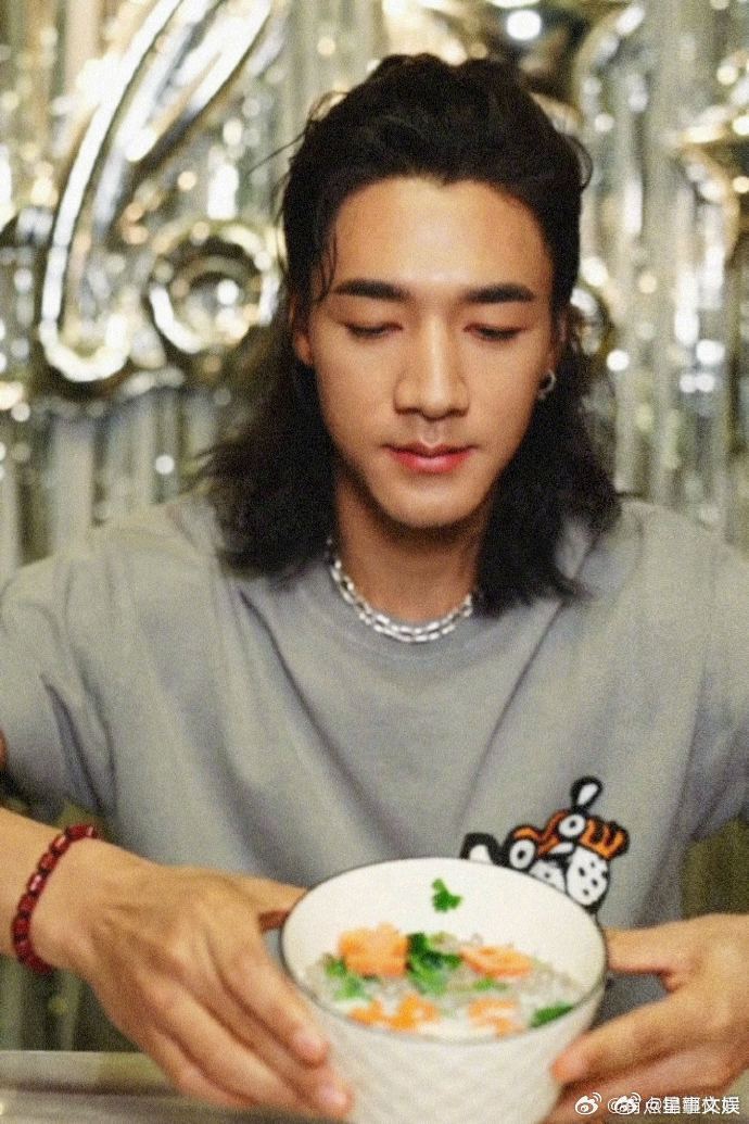 此沙剑走偏锋版美食博主赛道此沙不仅颜值能打，连美食品味都这么独特！不挑食材还能