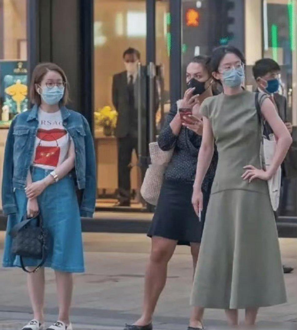 去了香港才发现，满街都是“裙不上膝、鞋不带跟”，却个个洋气又时髦​​​