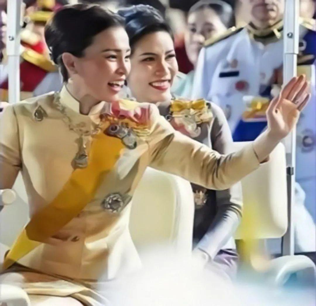 泰王娶老婆越娶越年轻，苏提达王后和他的大女儿同年，诗妮娜比他大女儿小七岁。也难为