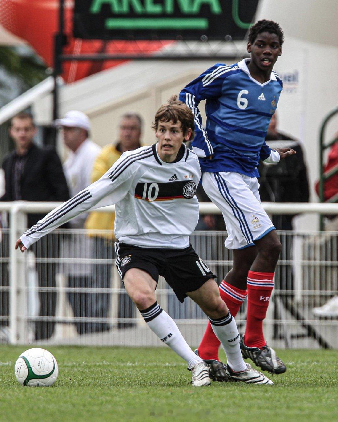 【趣图】这两天英媒都在拿这张老图来做趣评，10多年的一场比赛，法国青年队vs德国