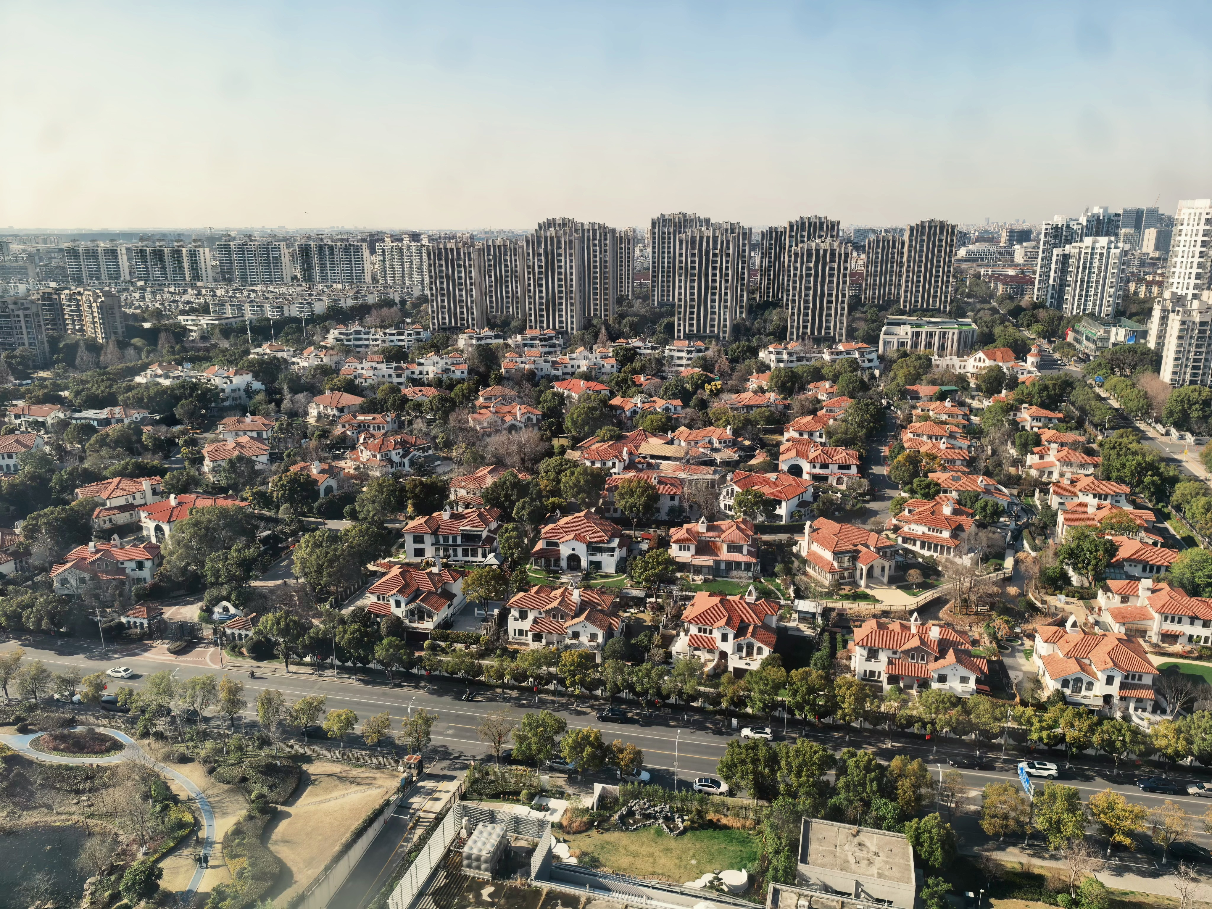 来了上海富人区，完全格格不入对面这个小区据说一套别墅要9800万，隔壁还有双语学