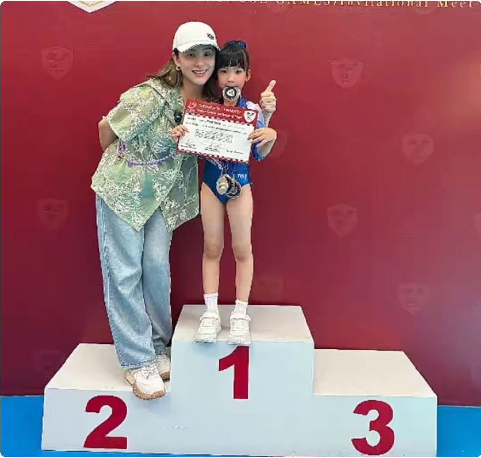 把“冠军基因”写脸上了！刘璇陪女儿出国参赛！5岁优优练体操1年多，拿下4块金牌！